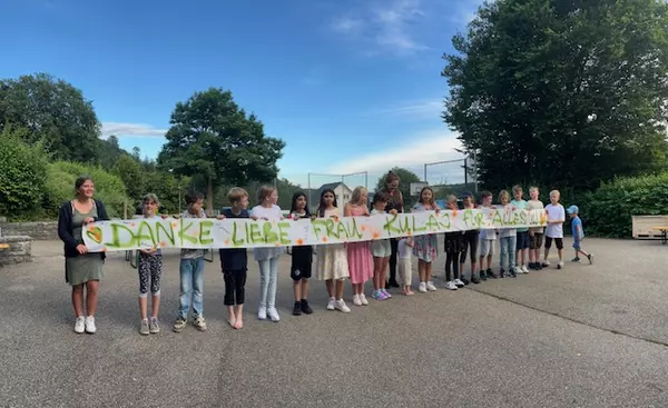 Schülerinnen und Schüler mit Banner für Frau Kulaj